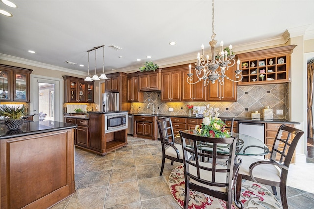 kitchen with stainless steel appliances, crown molding, a center island, and pendant lighting