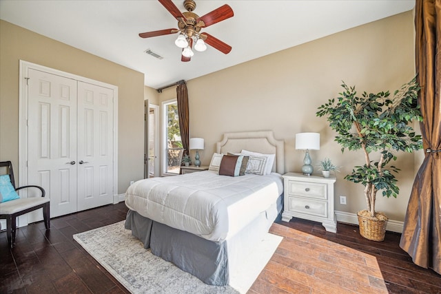 bedroom featuring dark wood-type flooring, ceiling fan, and a closet