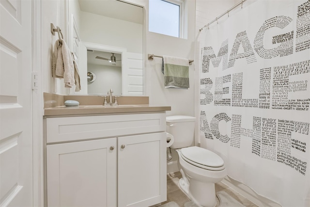 bathroom featuring a shower with shower curtain, vanity, and toilet