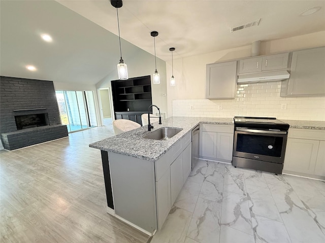 kitchen featuring tasteful backsplash, stainless steel appliances, kitchen peninsula, and sink