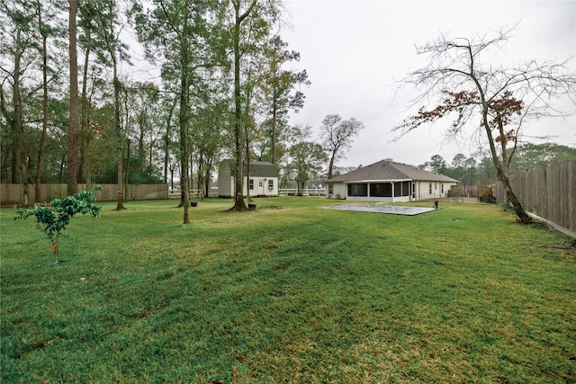 view of yard featuring a patio area