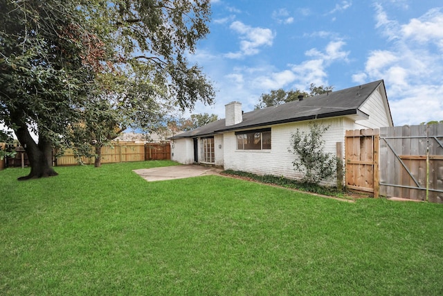 view of yard featuring a patio area