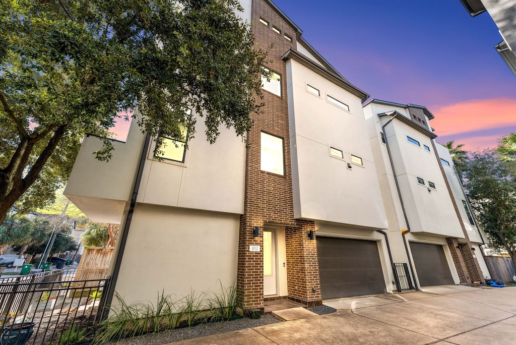 view of front facade featuring a garage