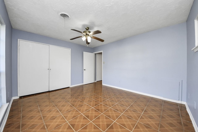 unfurnished bedroom featuring ceiling fan and a closet