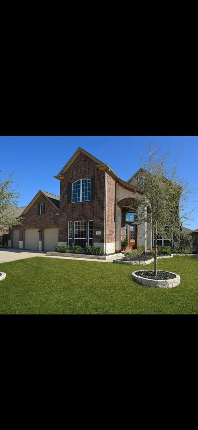 view of front of home featuring a garage and a front yard