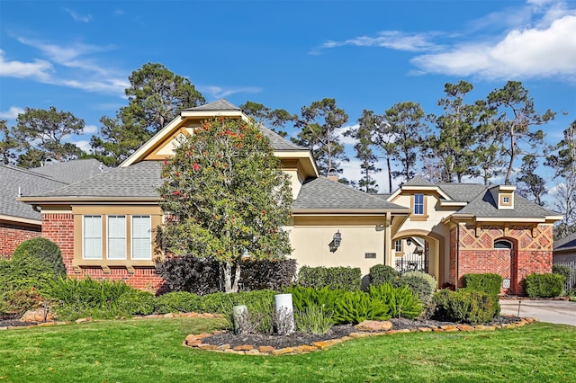 view of front of home featuring a front yard