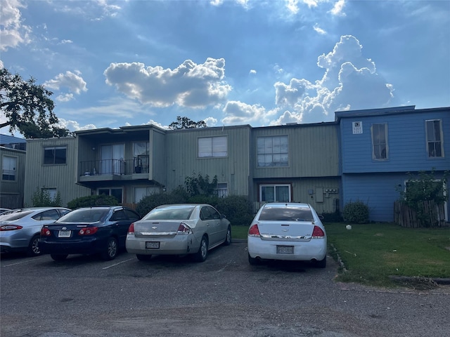 view of front of home featuring a front lawn