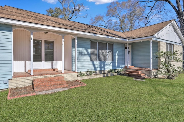 view of front of home featuring a front yard