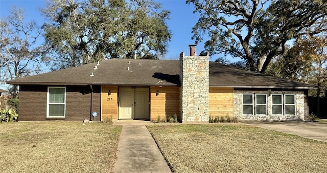 view of front of house with a front yard