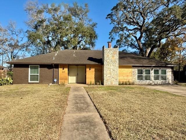 ranch-style house with a front yard