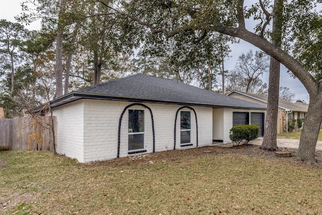 single story home featuring a front yard