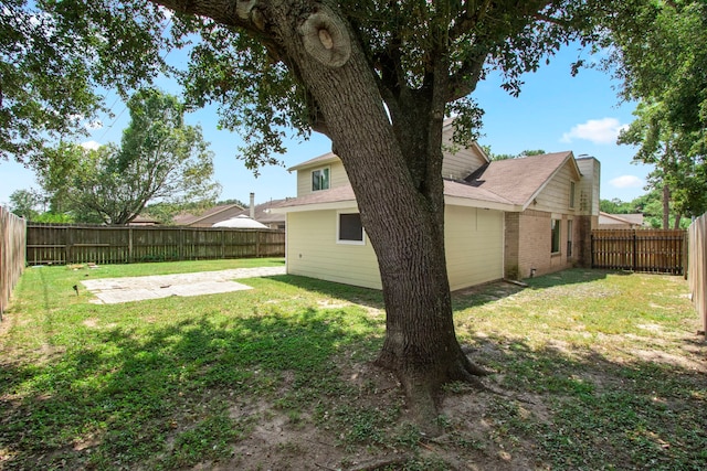 view of yard featuring a patio area