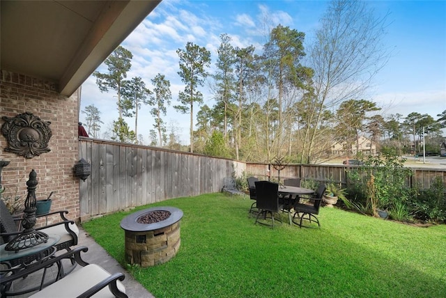 view of yard featuring a fire pit