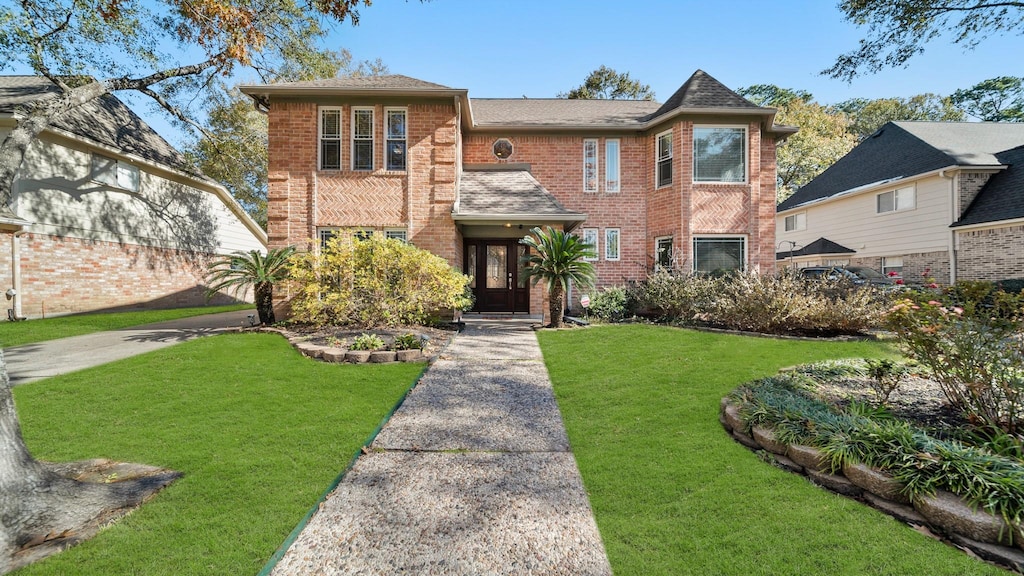 view of front of house featuring a front lawn