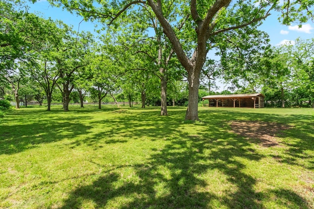 view of yard with an outbuilding