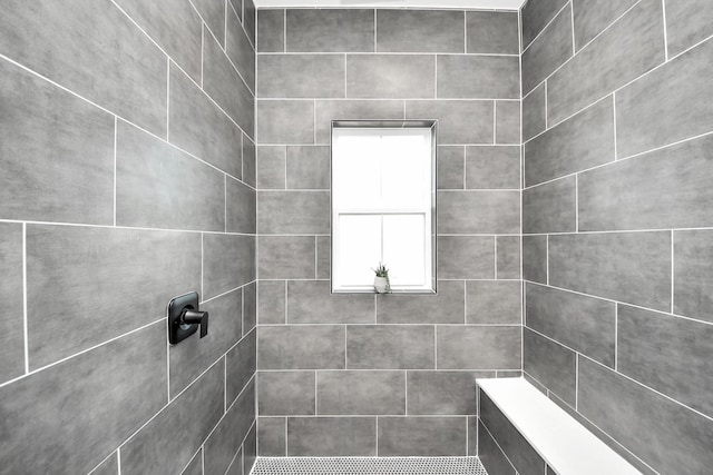 bathroom featuring tiled shower