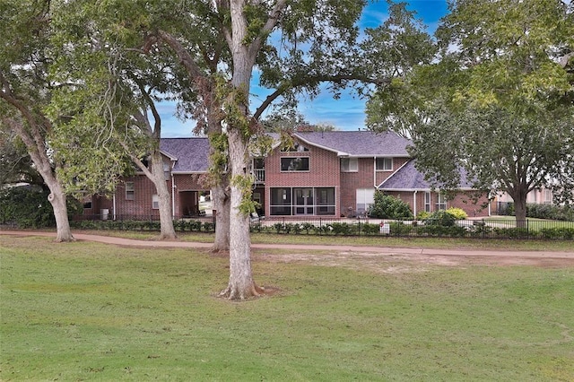 view of front of property featuring a front lawn