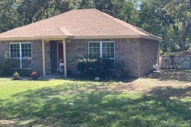 single story home with a front yard