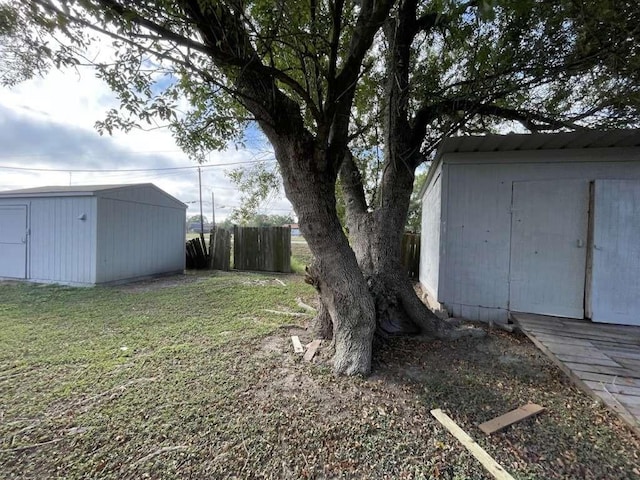 view of yard featuring a storage unit