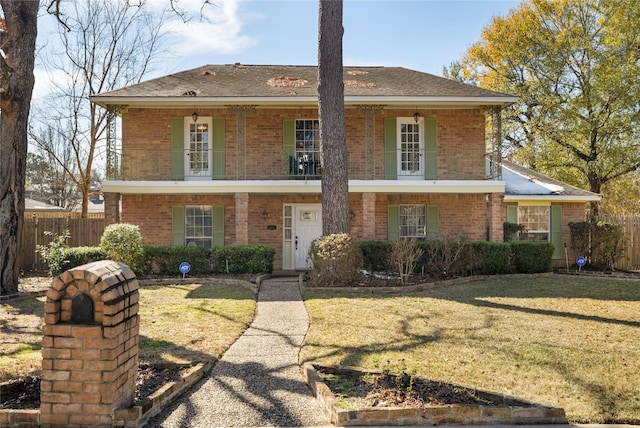 view of front facade featuring covered porch and a front lawn