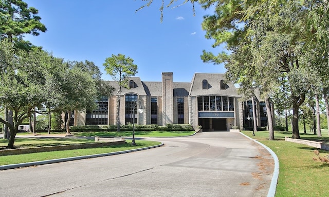 view of front facade featuring a front yard