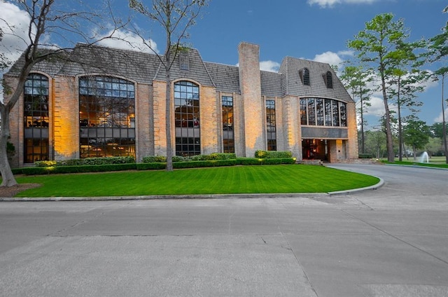 view of front facade with a front lawn