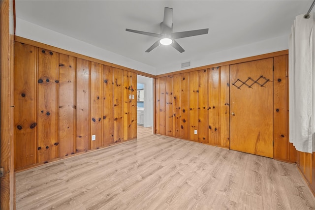 empty room with light hardwood / wood-style flooring and ceiling fan