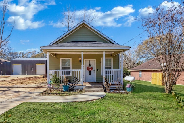 view of front of home featuring a porch, a front lawn, and driveway