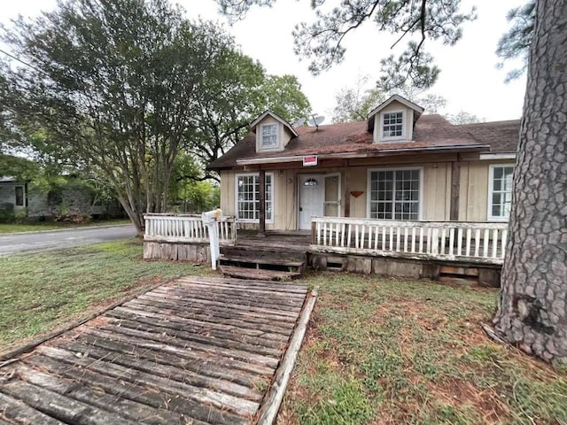 view of front of property with a front lawn