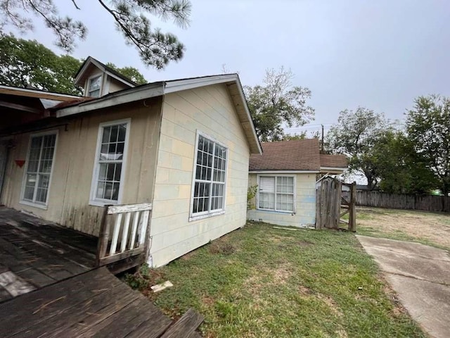 view of side of property featuring a lawn