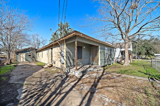 view of front of house featuring a storage shed