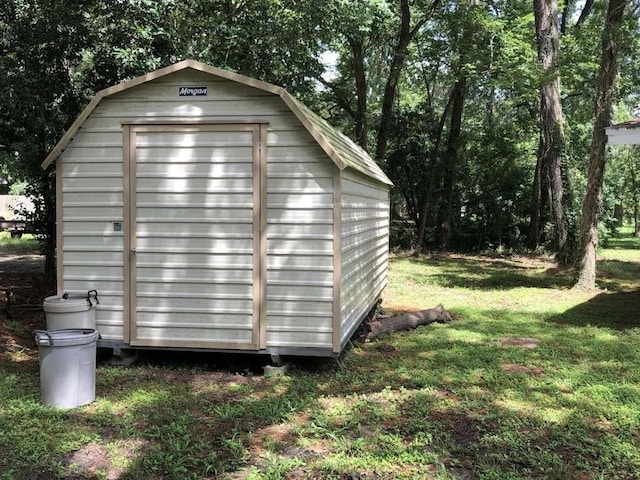 view of outdoor structure featuring a yard