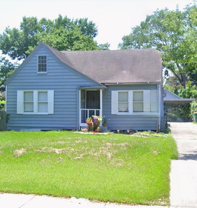 view of front of home with a front lawn