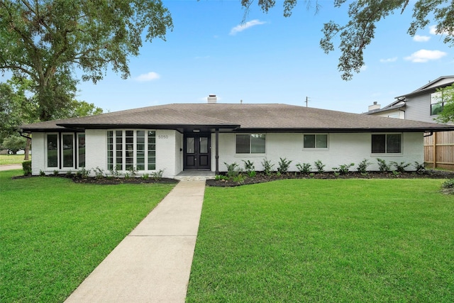 single story home with a front lawn