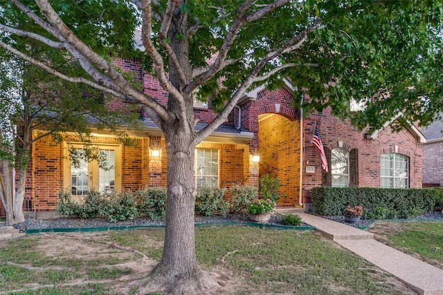 view of front of property with a front yard