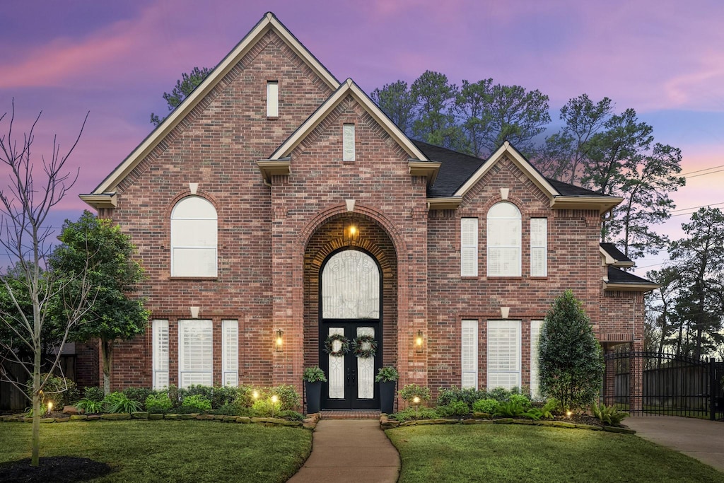 view of front property featuring a lawn