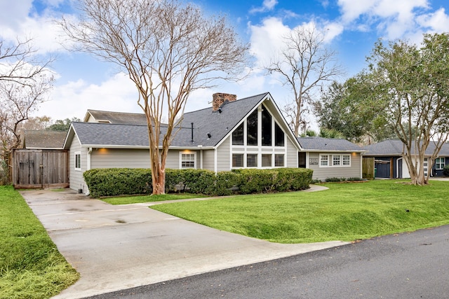 view of front of house featuring a front yard