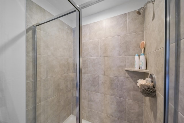 bathroom featuring tiled shower