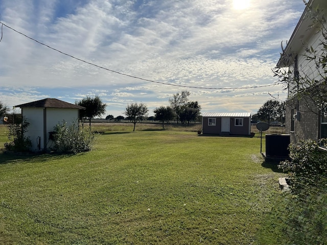 view of yard featuring an outdoor structure