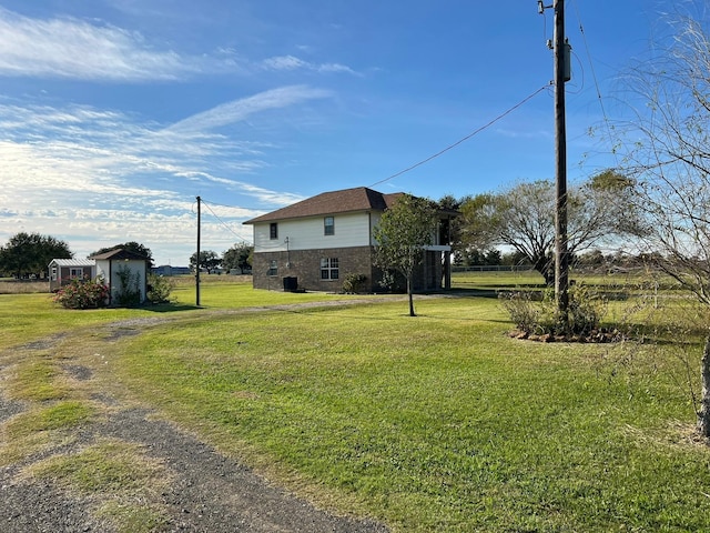 view of yard featuring a storage shed