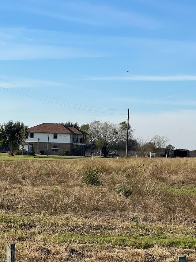 view of yard featuring a rural view