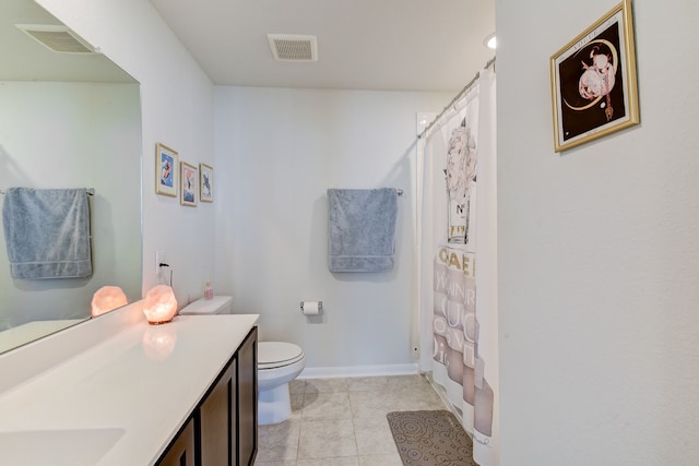 bathroom with a shower with curtain, vanity, and toilet