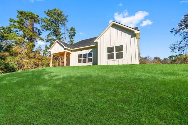 back of house featuring a yard