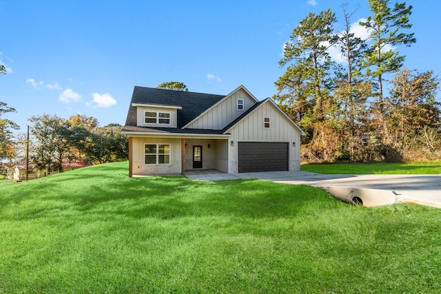 view of front facade featuring a garage and a front yard