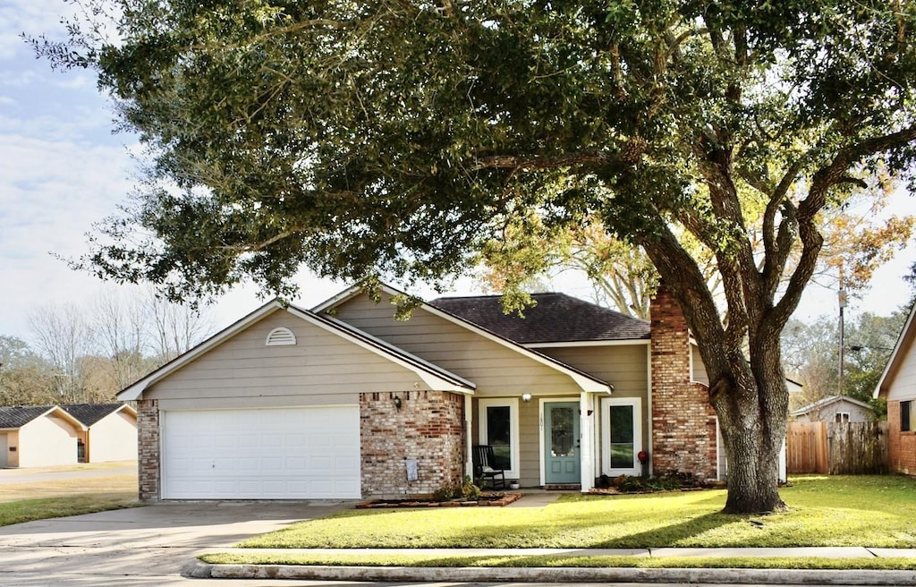 view of front facade featuring a garage and a front yard