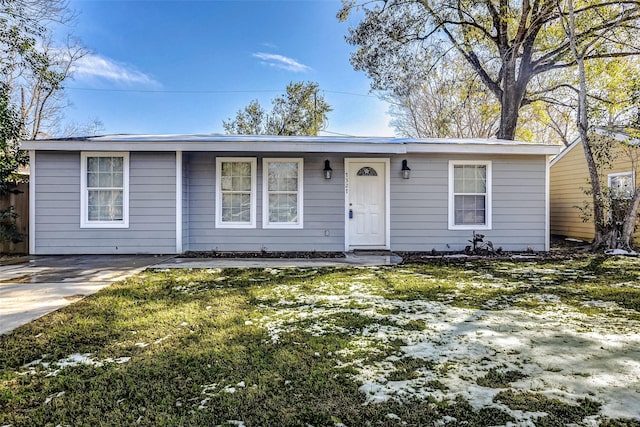 single story home featuring a front yard