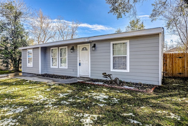 view of front of home featuring a front yard