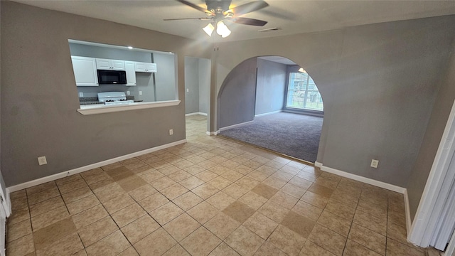 unfurnished room with light carpet and ceiling fan