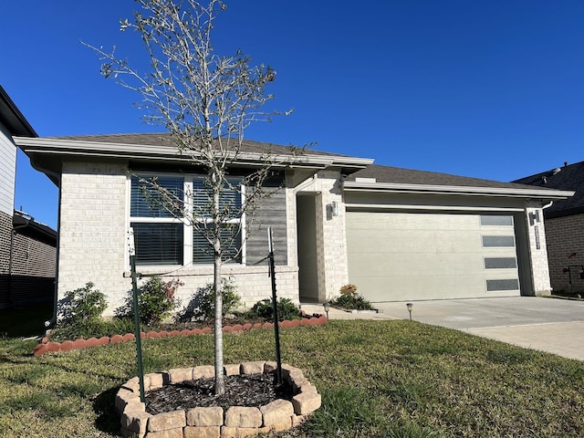 view of front facade featuring a front lawn and a garage