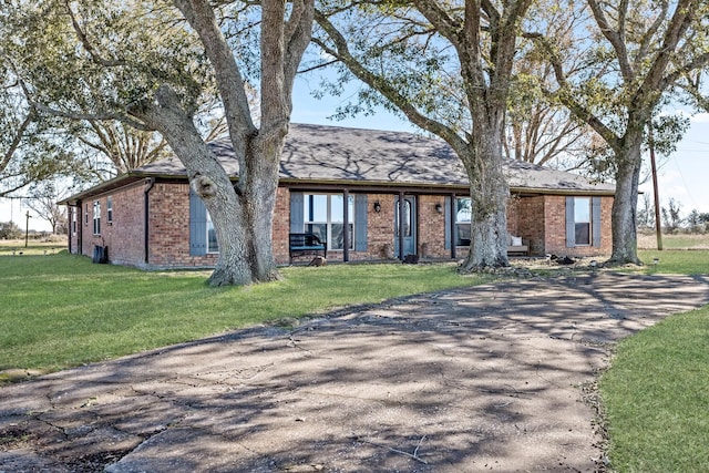 view of front facade with a front lawn